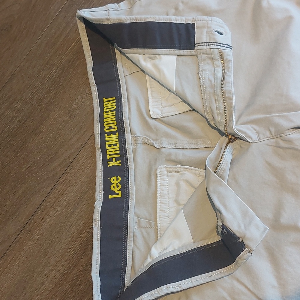 Lee comfort waist khaki shorts size 34 waist - Picture 2 of 3